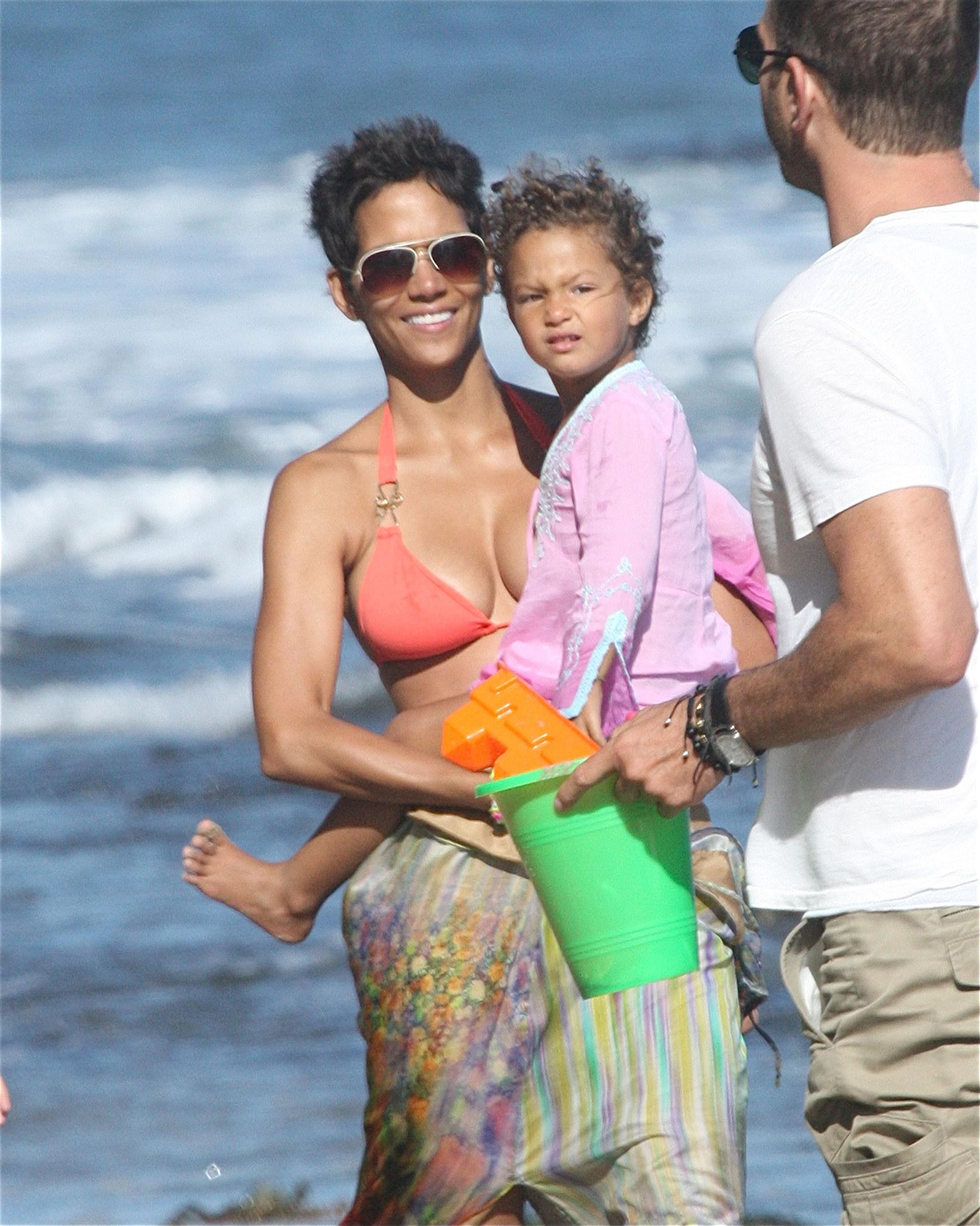 Halle Berry spends her 45th birthday on Malibu Beach photos | Picture 59772